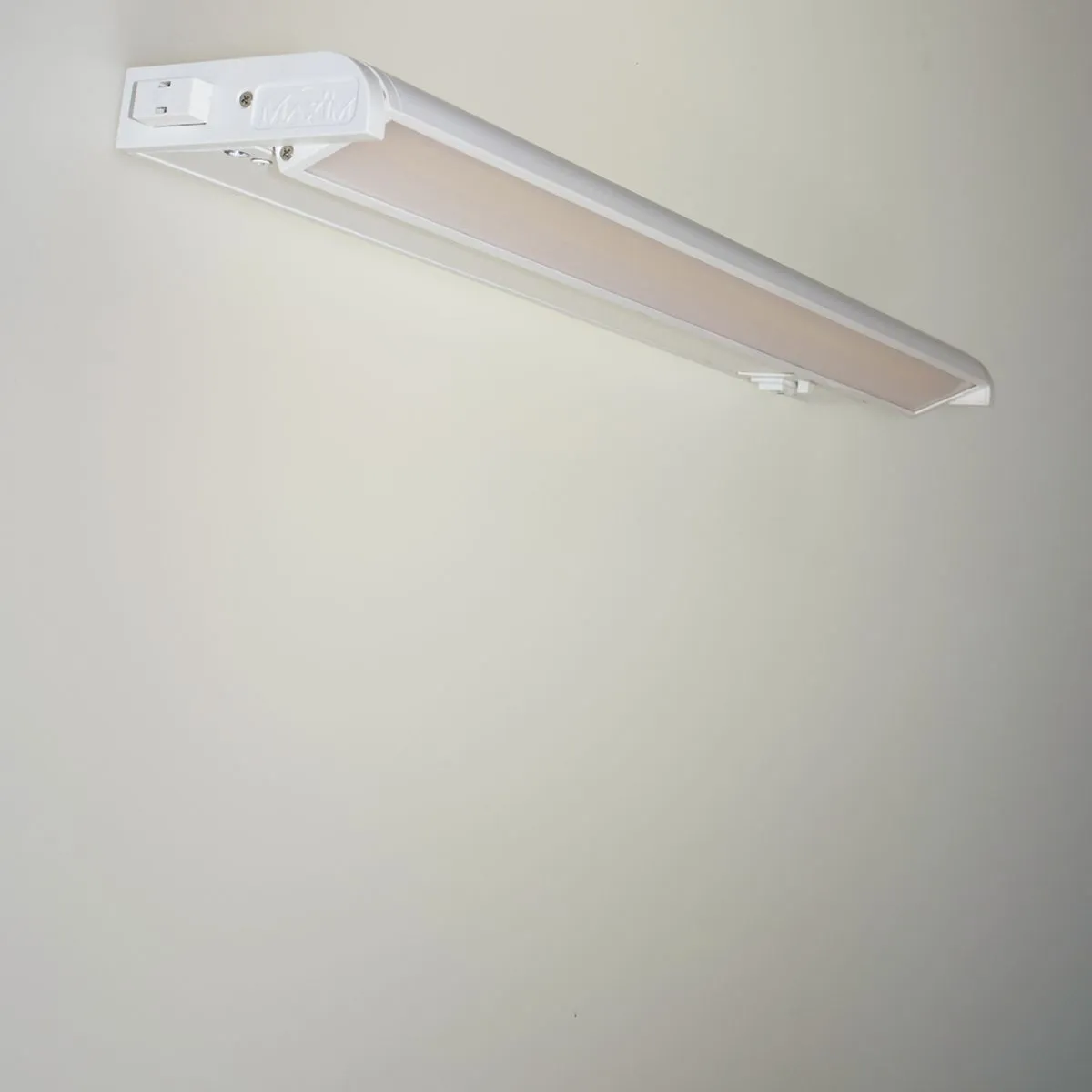 CounterMax 5K 18 Inch LED Under Cabinet Light, 2700K to 5000K, 1200 Lumens, 120V, Bronze