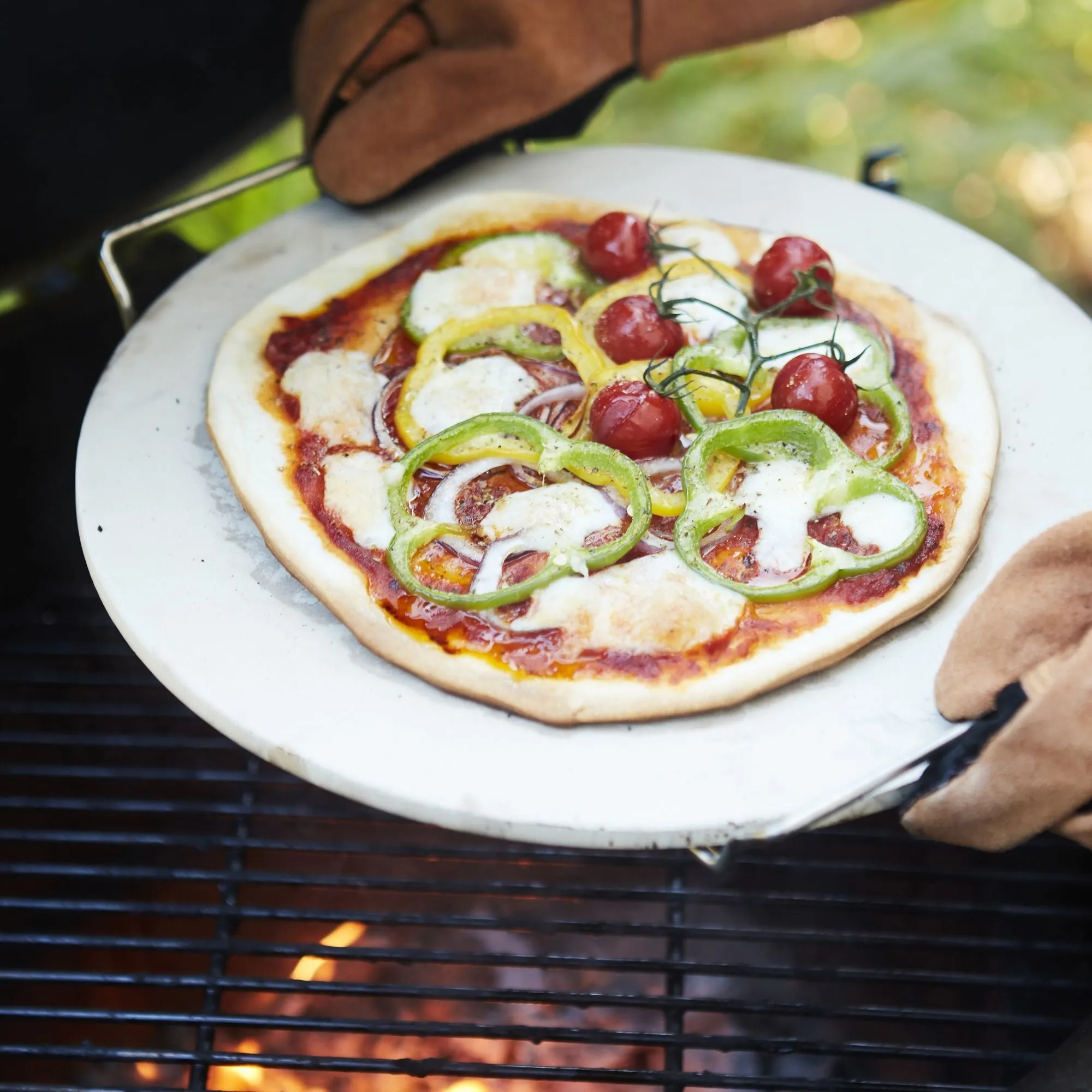 Pizzasteen uit cordieriet met metalen houder